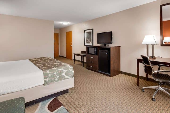 Room 10 of 25
